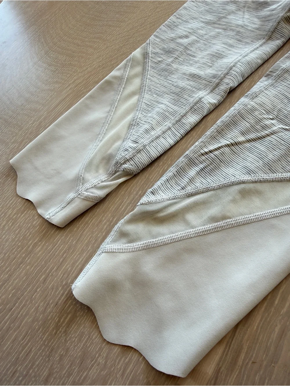 Lululemon Wunder Under Crop II Hi-Rise Scallop 24” Leggings, White/Grey Size 6